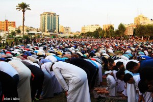 Des centaines de milliers de Palestiniens venus de toute la bande de Gaza, ont accomplis la prière de l'Aïd al Adha hier dans la place Saraya1
