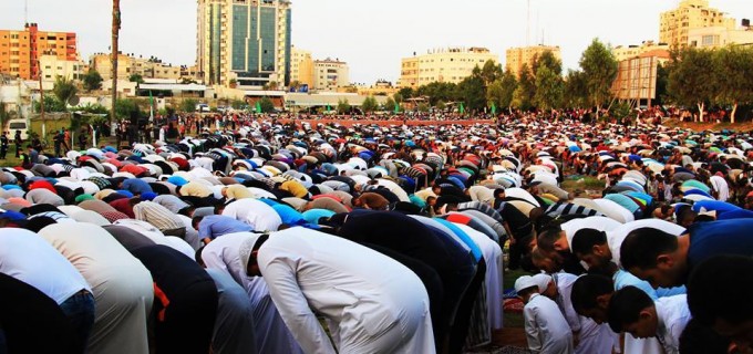 Des centaines de milliers de Palestiniens venus de toute la bande de Gaza, ont accomplis la prière de l’Aïd al Adha hier dans la place Saraya