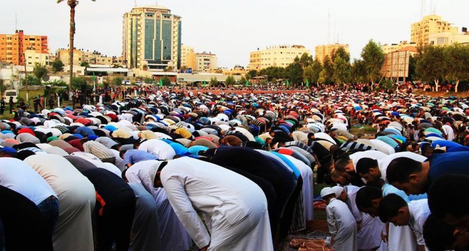 Des centaines de milliers de Palestiniens venus de toute la bande de Gaza, ont accomplis la prière de l’Aïd al Adha hier dans la place Saraya