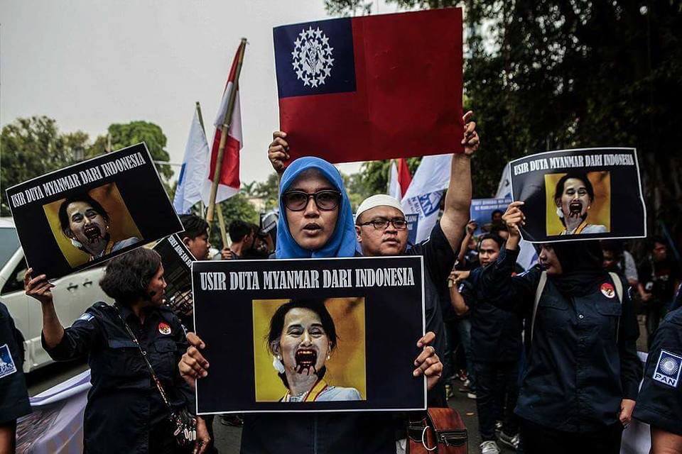 Les Indonésiens sont sortis dans les rues pour protester contre le génocide des Musulmans Rohingyas en Birmanie1