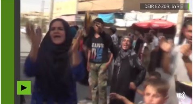 [Vidéo] | Les habitants de Deir ez-Zor celebrent la victoire de l&rsquo;Armée Arabe Syrienne contre Daesh