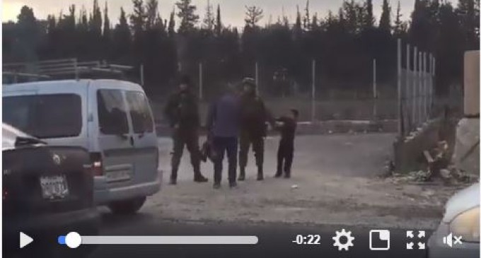 [Vidéo] | Les soldats de l’occupation israélienne ont pris de force un enfant palestinien de sa famille et l’ont arrêté à un poste de contrôle en Cisjordanie.