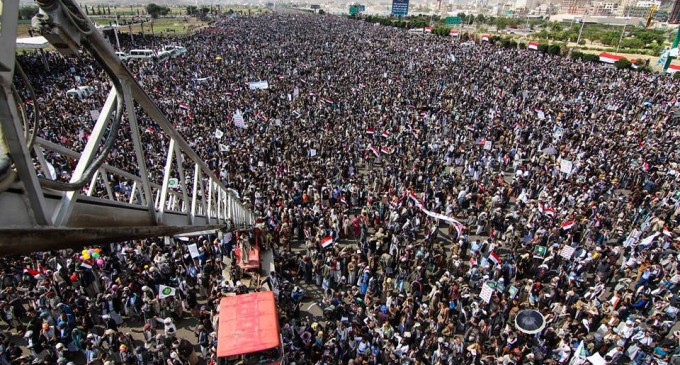 [Images] | Manifestation monstre dans la capitale yéménite Sanaa pour célébrer le 3ème anniversaire de la glorieuse révolution yéménite du 21 septembre 2014