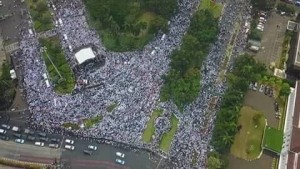 Manifestation monstre en Indonésie pour protester contre le génocide et la persécution des musulmans Rohingyas en Birmanie1