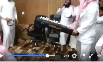 Regardez ces sauvages wahhabites qui détruisent des instruments de musique tout en chantant « Allahu akbar »