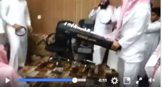 Regardez ces sauvages wahhabites qui détruisent des instruments de musique tout en chantant « Allahu akbar »