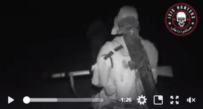 Regardez comment les soldats de l&rsquo;Armée Arabe Syrienne capturent des terroristes salafistes de Daesh de l&rsquo;autre coté de l&rsquo;Euphrate, après l&rsquo;avoir traversé… à Deir Ez Zor