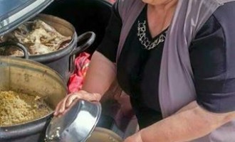 Images : Une des mères qui a consacré son temps durant l’Aïd Al Adha pour nourrir les soldats de l’Armée Arabe Syrienne ainsi que les enfants des martyrs