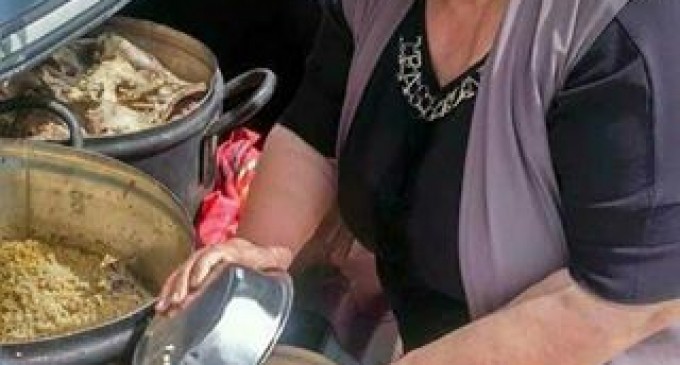 Images : Une des mères qui a consacré son temps durant l’Aïd Al Adha pour nourrir les soldats de l’Armée Arabe Syrienne ainsi que les enfants des martyrs