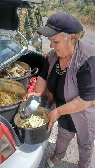 Une des mères qui a consacré son temps durant l'Aïd Al Adha pour nourrir les soldats de l'Armée Arabe Syrienne ainsi que les enfants des martyrs1