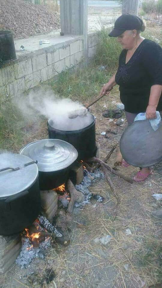 Une des mères qui a consacré son temps durant l'Aïd Al Adha pour nourrir les soldats de l'Armée Arabe Syrienne ainsi que les enfants des martyrs2