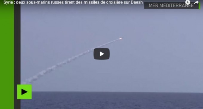 Deux sous-marins russes tirent des missiles de croisière sur les terroristes de Daesh en Syrie