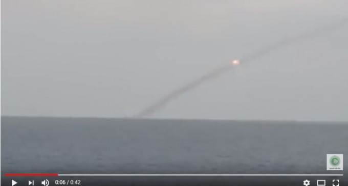 Regardez comment la flotte russe bombarde les terroristes salafistes à Idlib depuis la Mer Noire..