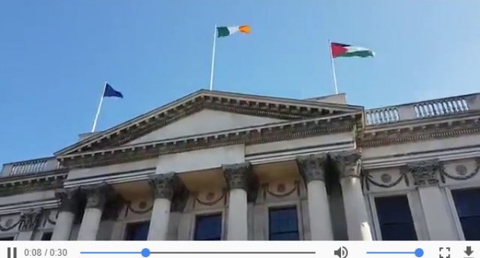 Le Drapeau Palestinien a peut-être été enlevé à la mosquée Al-Aqsa mais en Irlande, il flotte au dessus des administrations publiques
