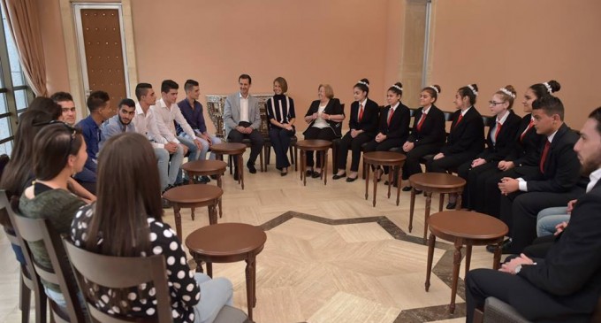 En images : Le Président syrien Bachar al-Assad et son épouse rencontrent les jeunes étudiants syriens qui ont obtenu des notes élevées dans les derniers examens du Baccalauréat