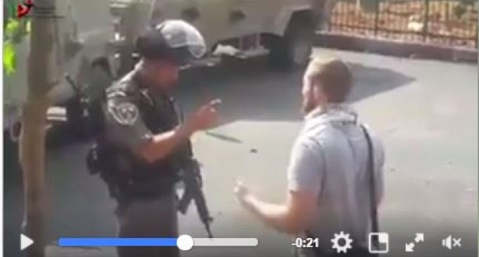 Regardez le courage de cet activiste européen qui défie les soldats de l’armée d’occupation israélienne