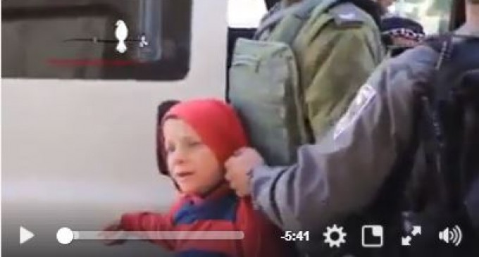 Regardez un Palestinien de 10 ans arrêté par les forces d&rsquo;occupation israéliennes