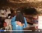 [Vidéo] | Vieux Palestinien et sa famille forcés de déménager dans une grotte après qu’Israël a démoli leurs maisons de fortune dans le village de Halaweh aujourd’hui