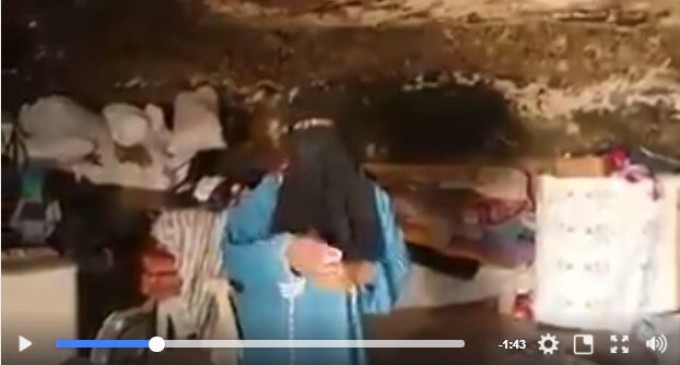 [Vidéo] | Vieux Palestinien et sa famille forcés de déménager dans une grotte après qu’Israël a démoli leurs maisons de fortune dans le village de Halaweh aujourd’hui