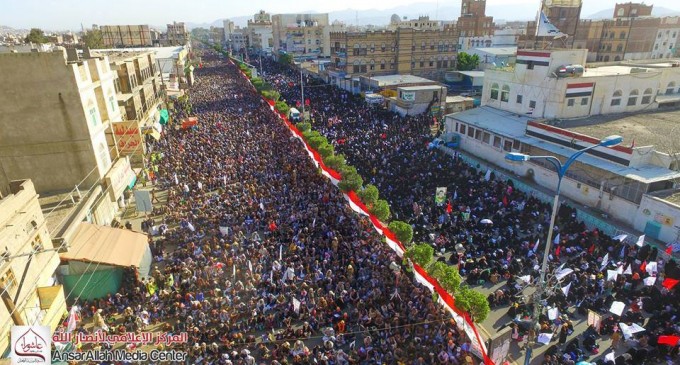 En images : manifestation monstre à Saada (Yémen) pour commémorer le martyre de l’Imam Hussein (AS) – Petit fils du Prophète (P)