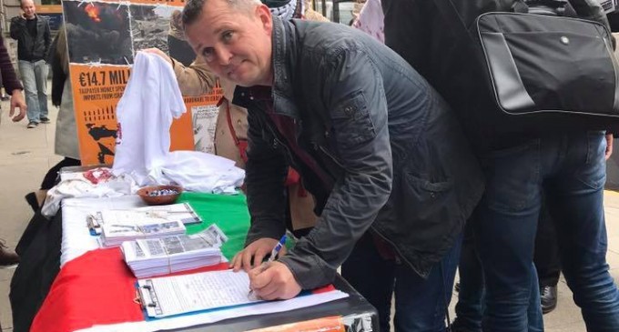 solidarité irlandaise avec la Palestine, le gouvernement a reçu une pétition demandant de mettre fin au commerce des armes avec l’entité israélienne