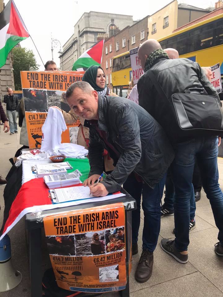solidarité irlandaise avec la Palestine, le gouvernement a reçu une pétition demandant de mettre fin au commerce des armes avec l'entité israélienne2
