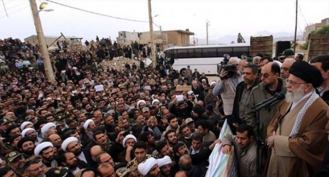 Vidéo : L&rsquo;Imam Khamenei visite les zones qui ont été frappées par le tremblement de terre à l&rsquo;ouest de l&rsquo;Iran
