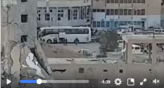 La BBC qui montre une opération de transfert de 4 000 terroristes salafistes de Daesh