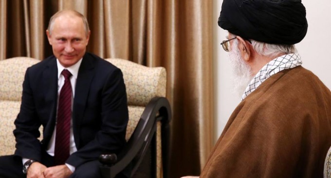 L’ayatollah Ali Khamenei reçoit le président Vladimir Poutine, aujourd’hui 1er novembre à Téhéran