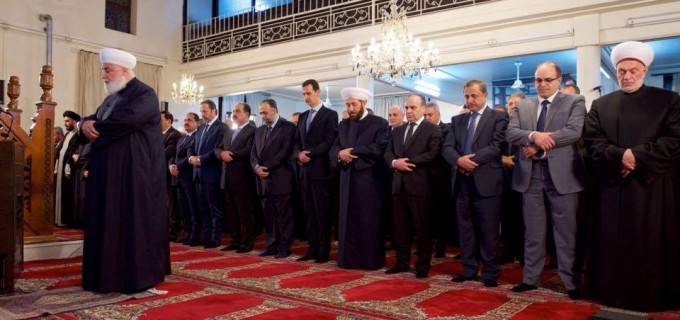 Le Président Syrien Bachar Al Assad participe à la cérémonie de célébration de la Naissance du Prophète Mohammed (P) dans une mosquée à Damas