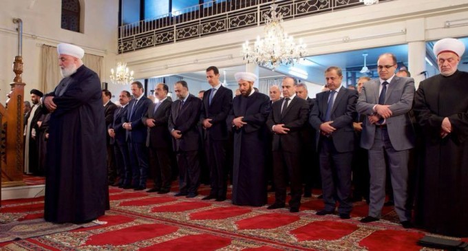 Le Président Syrien Bachar Al Assad participe à la cérémonie de célébration de la Naissance du Prophète Mohammed (P) dans une mosquée à Damas