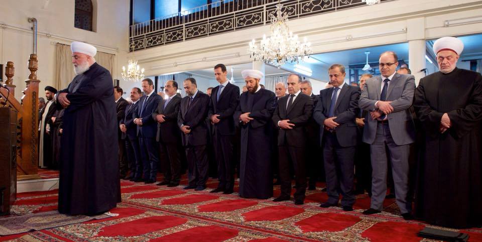Le Président Syrien Bachar Al Assad participe à la cérémonie de célébration de la Naissance du Prophète Mohammed (P) dans une mosquée à Damas