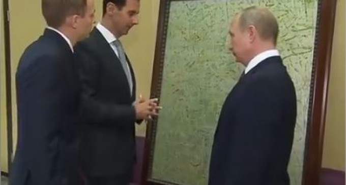 [Vidéo] Le président syrien Bachar el-Assad offre un tableau au président russe Vladimir Poutine pendant sa visite