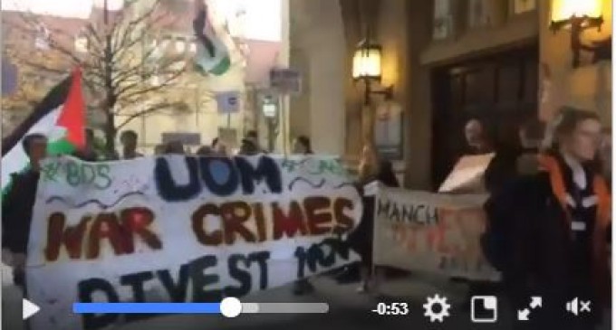 Les étudiants britanniques sortent dans les rues pour exiger aux entreprises de stopper leur investissement dans le commerce d&rsquo;armes avec Israël