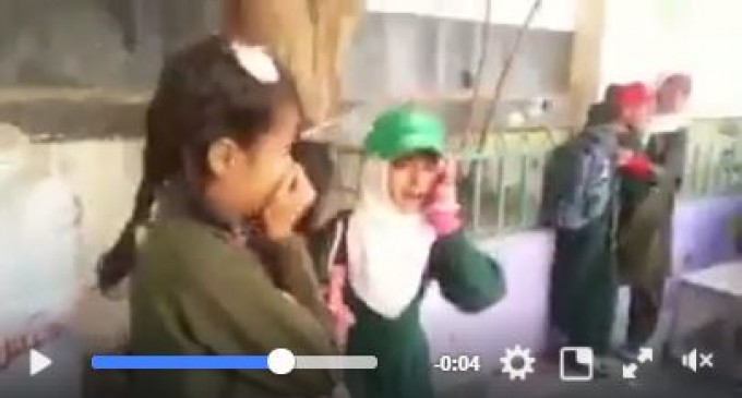 Regardez et imaginez si c’étaient vos enfants: les écoliers yéménites sont terrifiés au moment des frappes aériennes de la coalition menée par l’Arabie saoudite