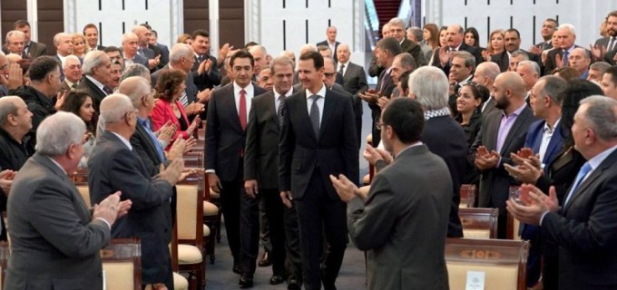 En image : Le président syrien Bachar Al Assad a accueilli aujourd’hui les participants au « forum arabe pour faire face à l’alliance réactionnaire américano-sioniste et de soutien à la résistance palestinienne » qui se tiendra à Damas en présence d’un ensemble de forces et d’événements patriotes et arabes..