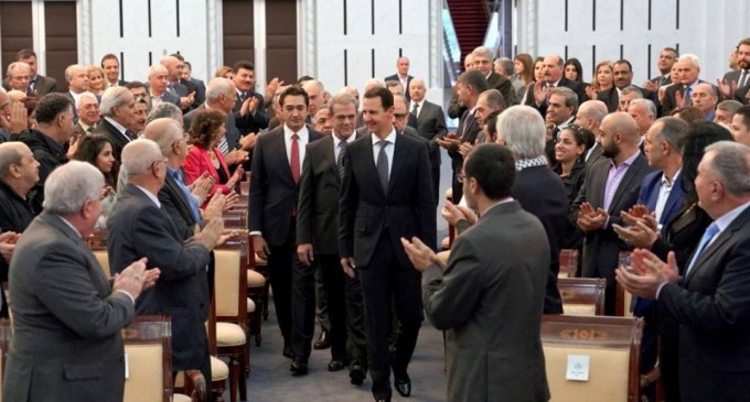 En image : Le président syrien Bachar Al Assad a accueilli aujourd’hui les participants au « forum arabe pour faire face à l’alliance réactionnaire américano-sioniste et de soutien à la résistance palestinienne » qui se tiendra à Damas en présence d’un ensemble de forces et d’événements patriotes et arabes..