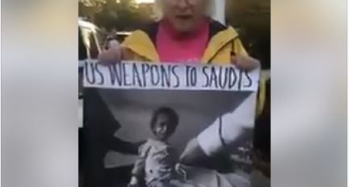 Les américains manifestent devant l&rsquo;ambassade d&rsquo;Arabie Saoudite aux États-Unis pour demander l’arrêt immédiat de la guerre et le meurtre des civils au Yémen
