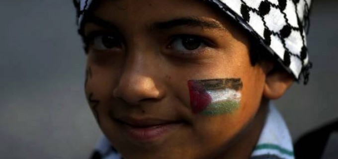 Bonjour de Santiago, capitale du Chili les gens manifestent devant l’ambassade américaine pour protester contre la reconnaissance de Jérusalem comme capitale d’Israël