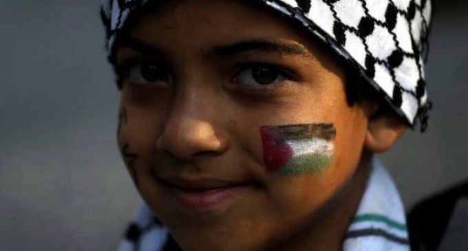 Bonjour de Santiago, capitale du Chili les gens manifestent devant l’ambassade américaine pour protester contre la reconnaissance de Jérusalem comme capitale d’Israël