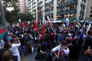 Bonjour de Santiago, capitale du Chili les gens manifestent devant l'ambassade américaine pour protester contre la reconnaissance de Jérusalem comme capitale d'Israël3
