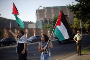 Bonjour de Santiago, capitale du Chili les gens manifestent devant l'ambassade américaine pour protester contre la reconnaissance de Jérusalem comme capitale d'Israël4