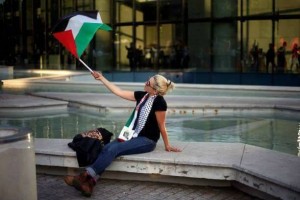 Bonjour de Santiago, capitale du Chili les gens manifestent devant l'ambassade américaine pour protester contre la reconnaissance de Jérusalem comme capitale d'Israël6