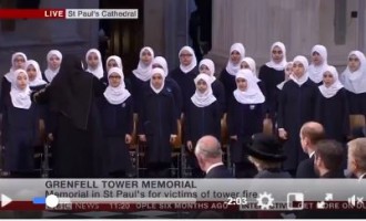Londres : Des jeunes musulmanes chantent des chants religieux à la gloire de Dieu dans la Cathédrale Saint Paul