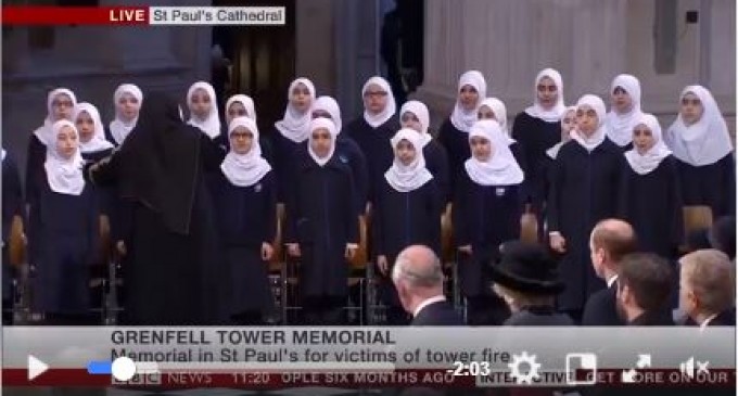 Londres : Des jeunes musulmanes chantent des chants religieux à la gloire de Dieu dans la Cathédrale Saint Paul