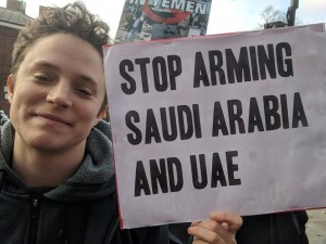 En images, les britanniques manifestent devant les ambassades saoudienne et des EAU pour condamner le massacre du peuple Yéménite&