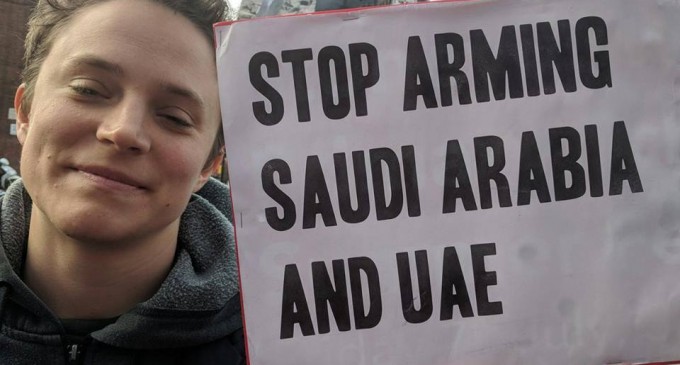 En images, les britanniques manifestent devant les ambassades saoudienne et des EAU pour condamner le massacre du peuple Yéménite