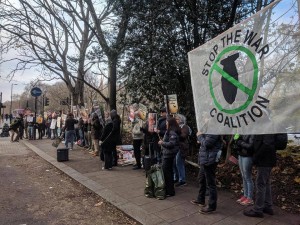 En images, les britanniques manifestent devant les ambassades saoudienne et des EAU pour condamner le massacre du peuple Yéménite2