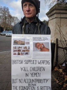 En images, les britanniques manifestent devant les ambassades saoudienne et des EAU pour condamner le massacre du peuple Yéménite3