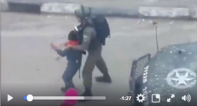 Images des forces israéliennes qui tentent brutalement d’arrêter 3 enfants palestiniens